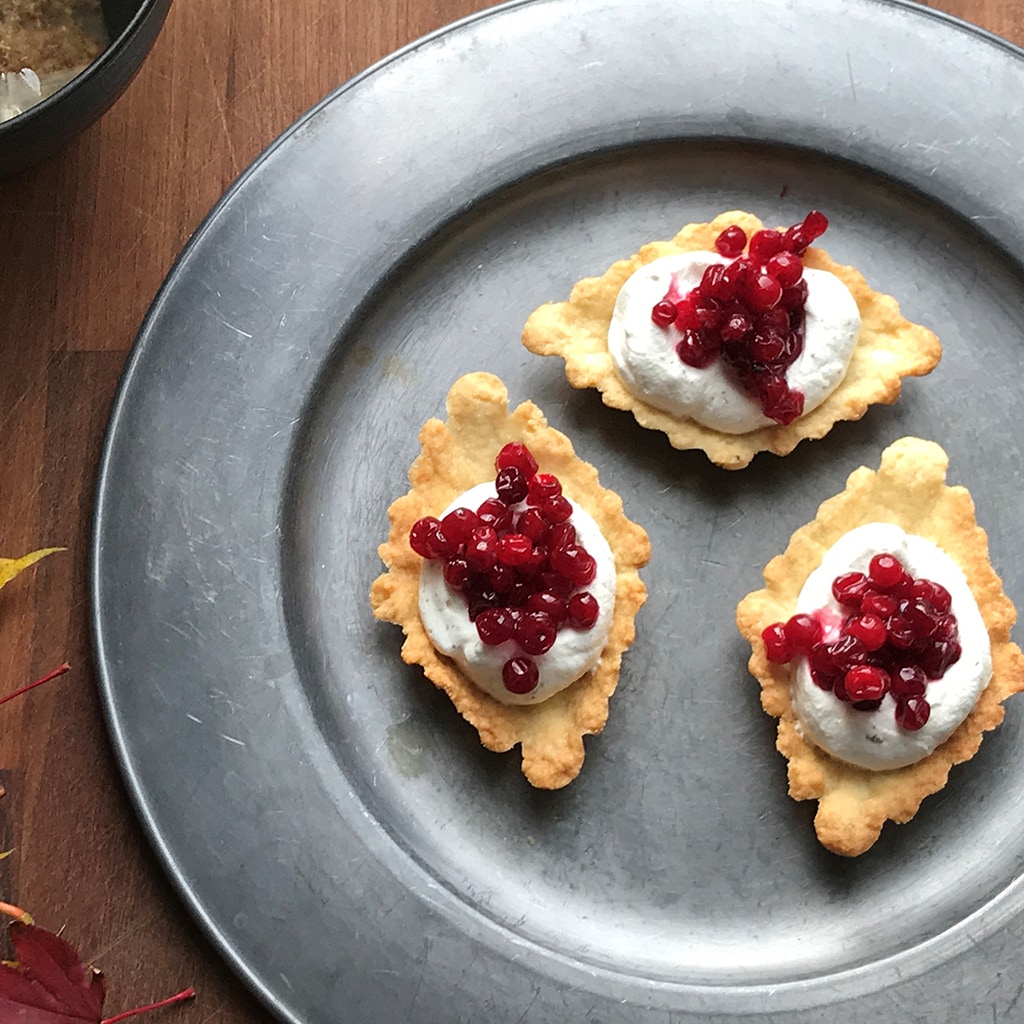 Mandelmusslor med krydd-visp och rårörda lingon