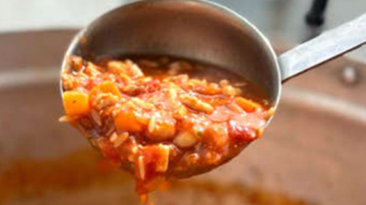 Minestronesoppa med risoni & basilikakräm