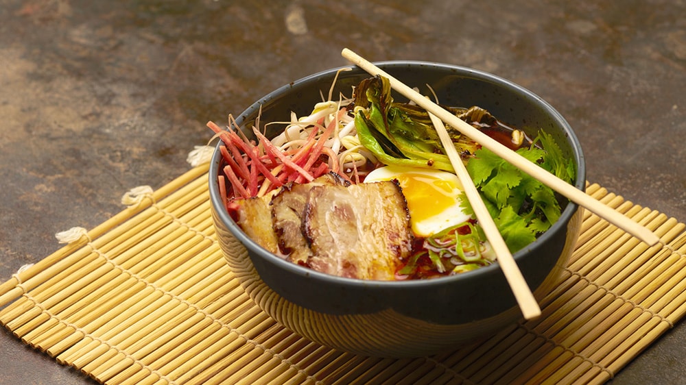 Spicy Miso Ramen med långbakad fläsksida – Recept