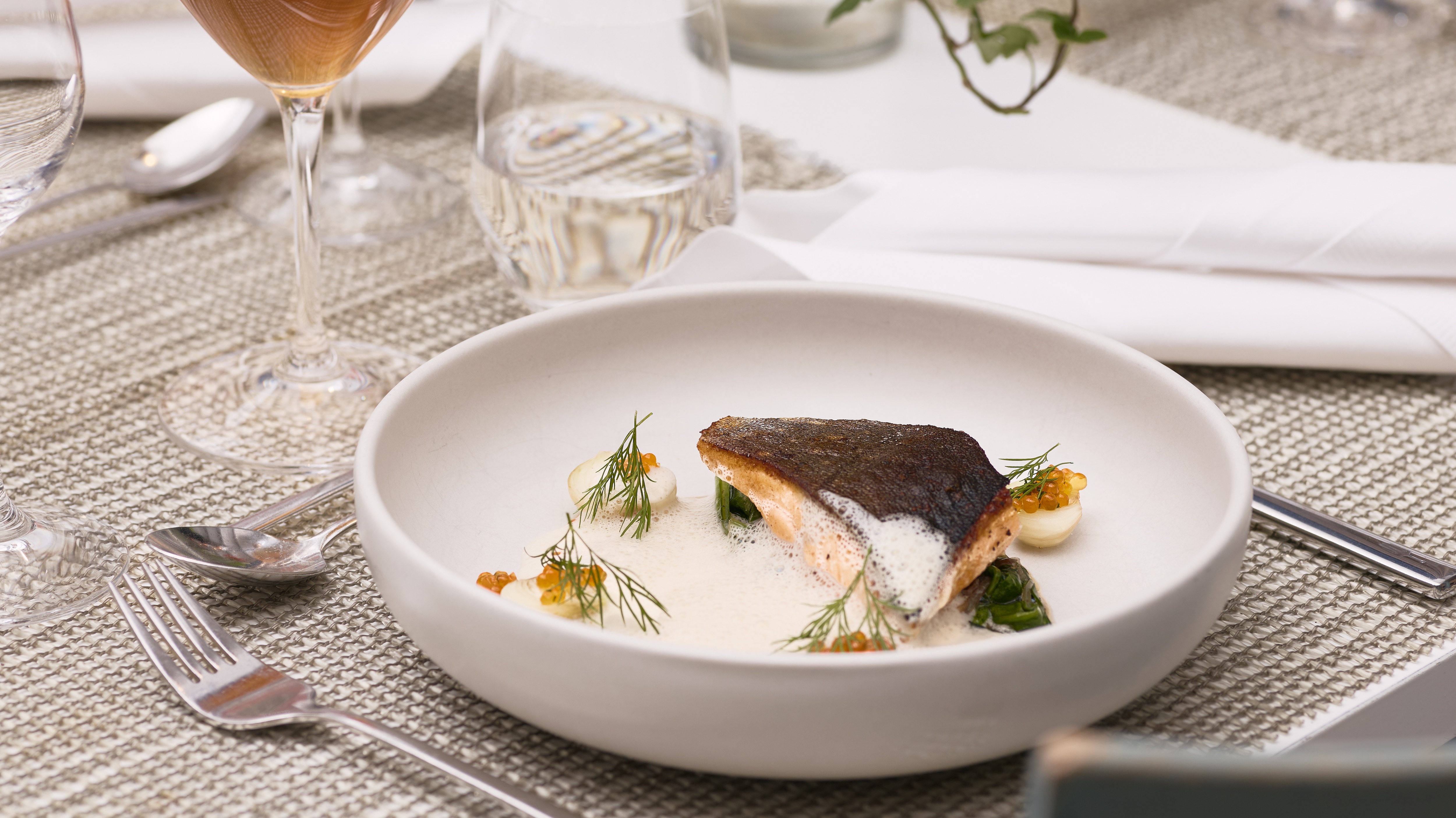 Halstrad rödingfilé med sauterad spenat, vitvinssås, syrad steklök och forellrom