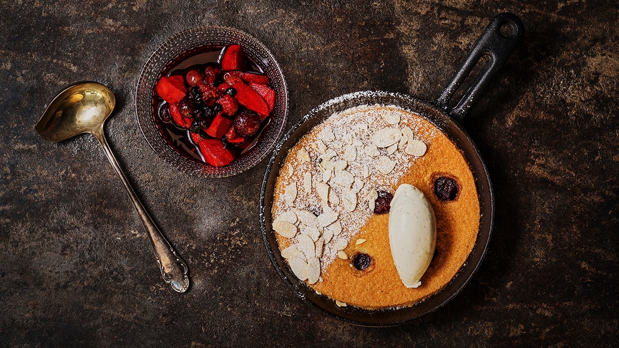Clafoutis med körsbär, romtopf och vaniljmascarpone – Recept
