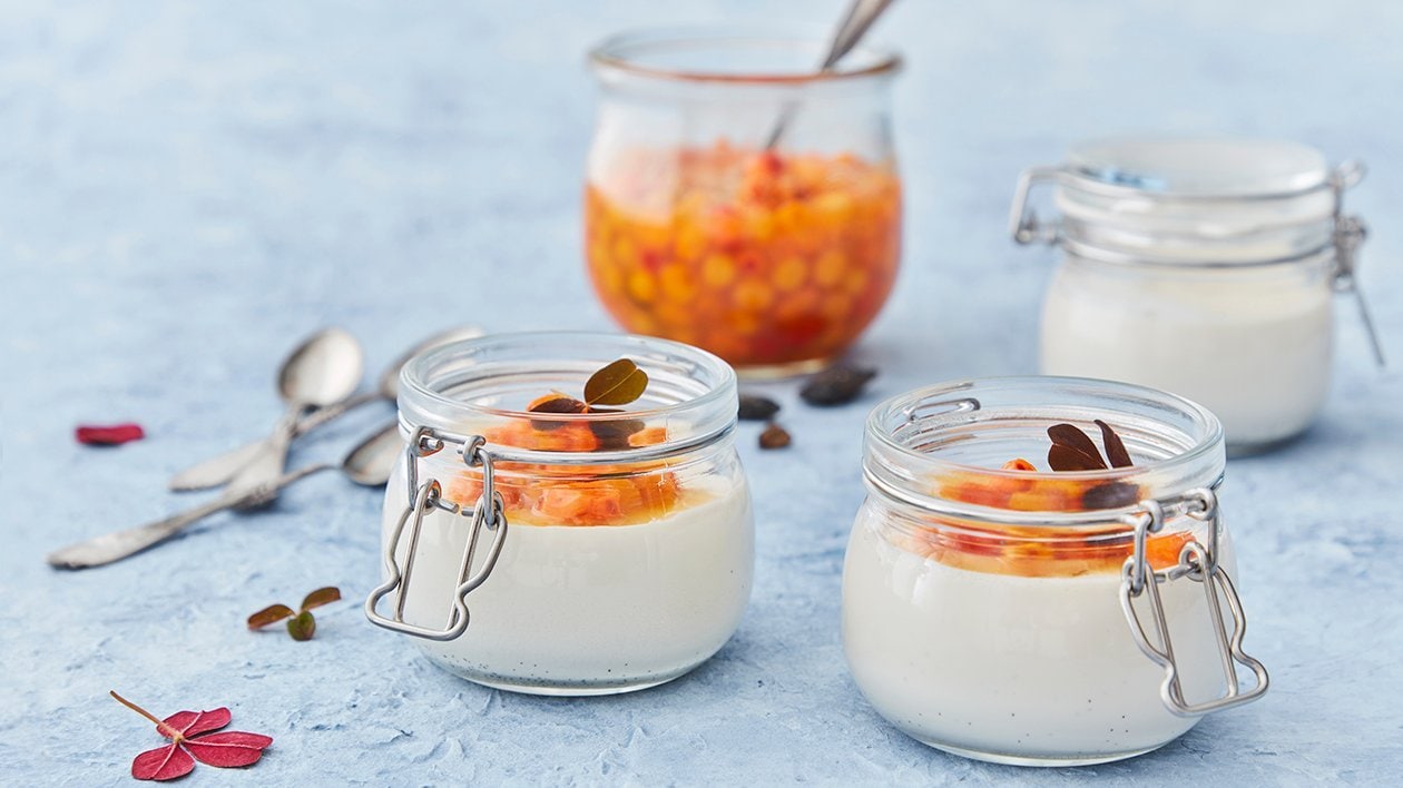 Pannacotta, tonkaböna & rårörda havtorn – Recept