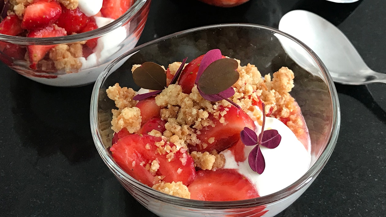 Rårörda jordgubbar, syrad vaniljvisp med mandel & kokos crumbel – - Recept