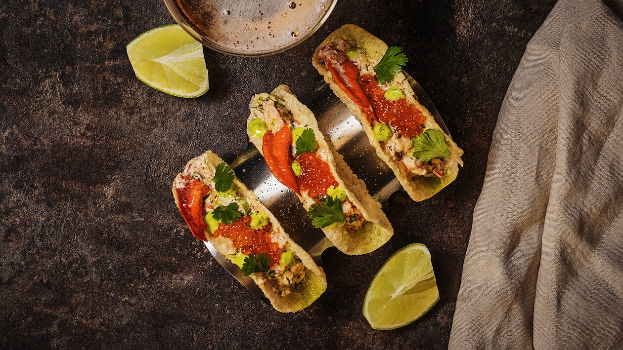 Hummertaco med jalapeñocrème, lime, koriander och forellrom Hummertaco med jalapeñocrème, lime, koriander och forellrom