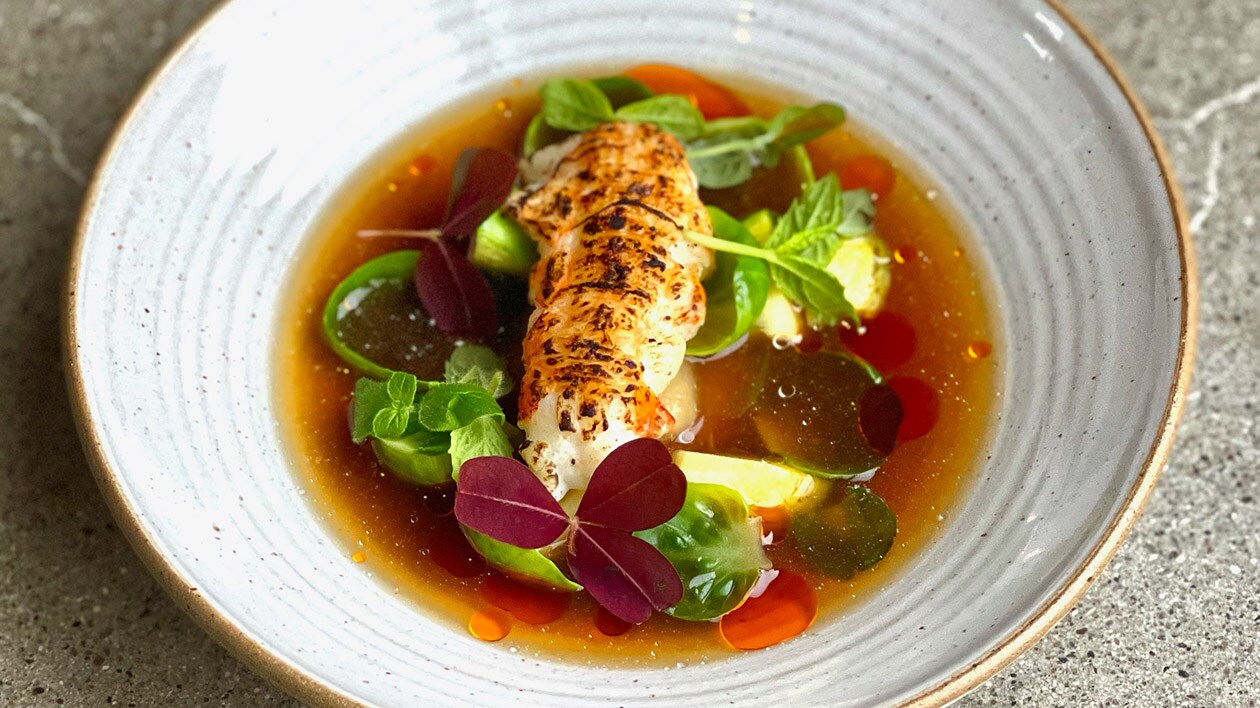 Kolgrillad havskräfta med brynt jordärtskocka, rosenkål och aromatiska örter – - Recept Kolgrillad havskräfta med brynt jordärtskocka, rosenkål och aromatiska örter – - Recept