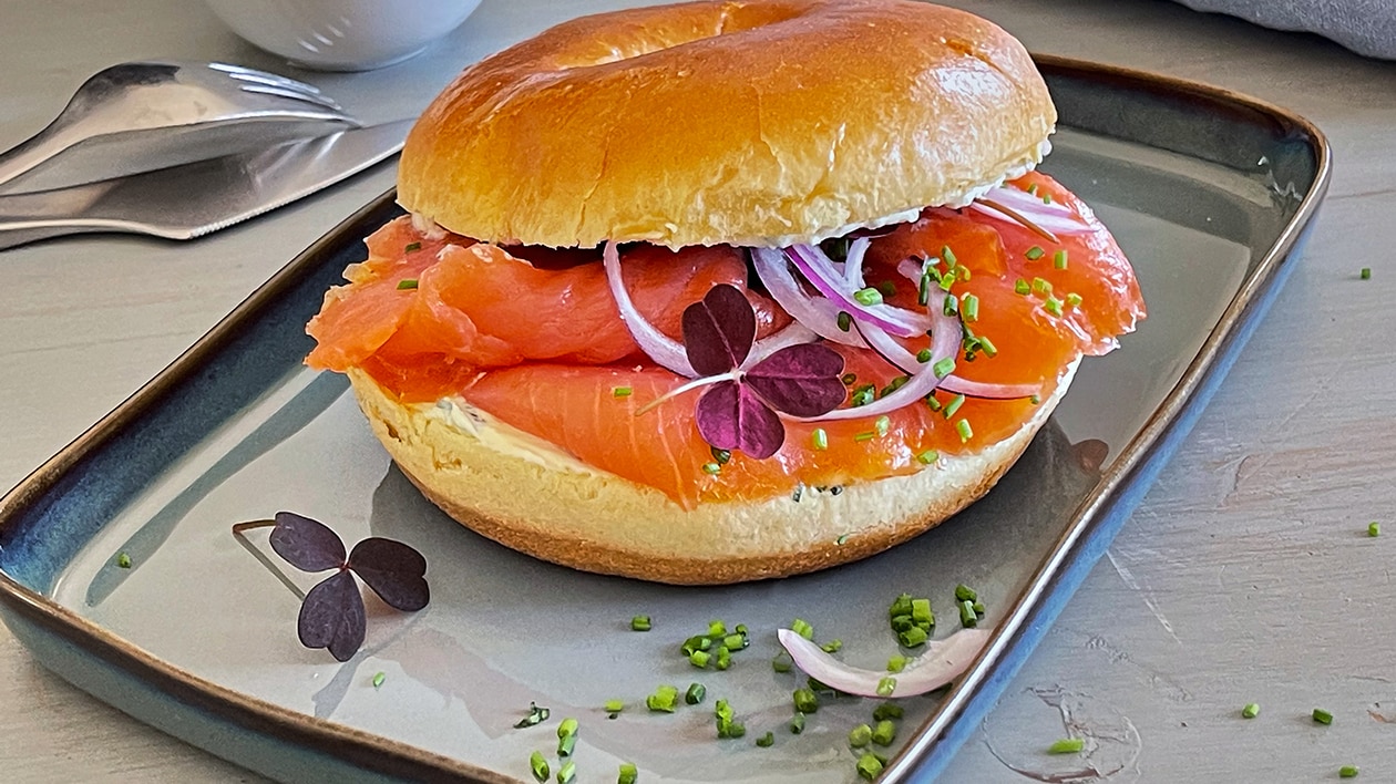 Laxbagel med färskost, citron och örter – Recept