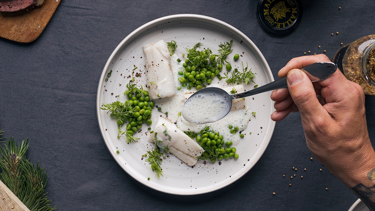Rimmad kokt torsk med kryddpeppar, skånsk senap och ärtor – Recept