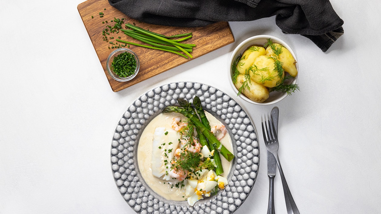 Rimmad torskrygg, räkor, dill, ägg i vitvinssås