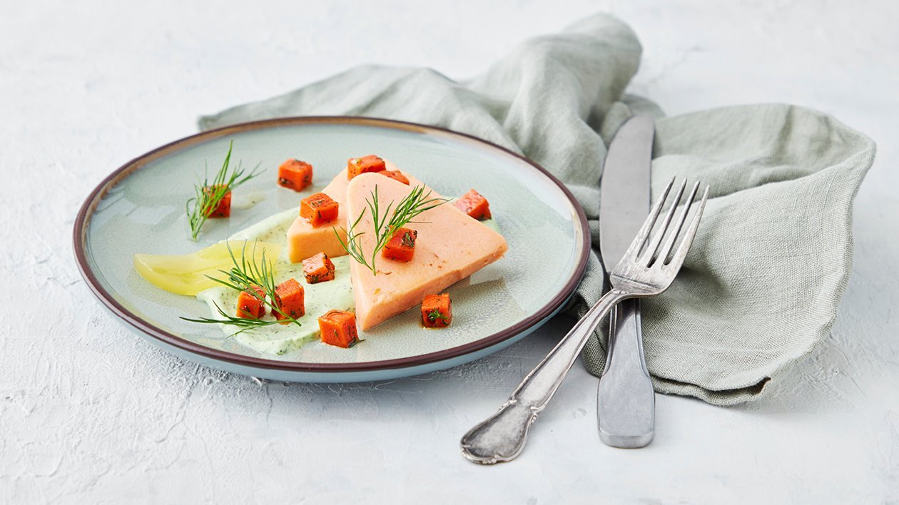 Terrin med varmröklax, örtkräm, tomat och citrongelé – - Recept