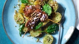 Färskpotatissallad med spenat, rostat bovete och citronvinaigrette