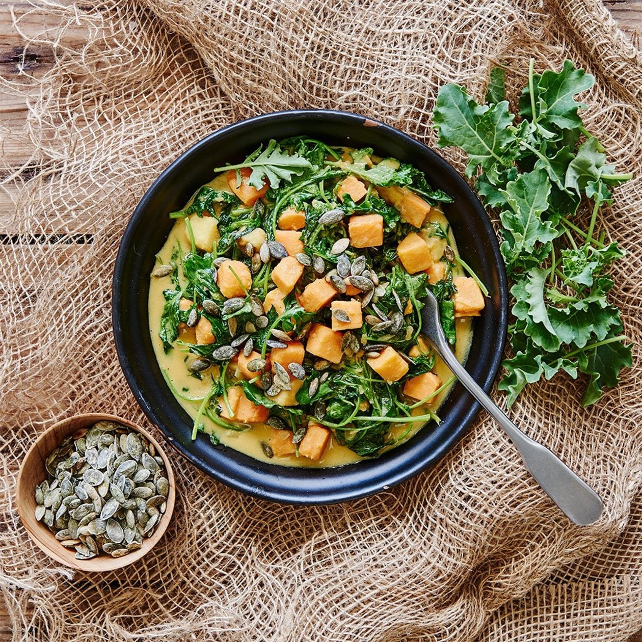 Grönkål och sötpotatis curry från Jamaica – Recept