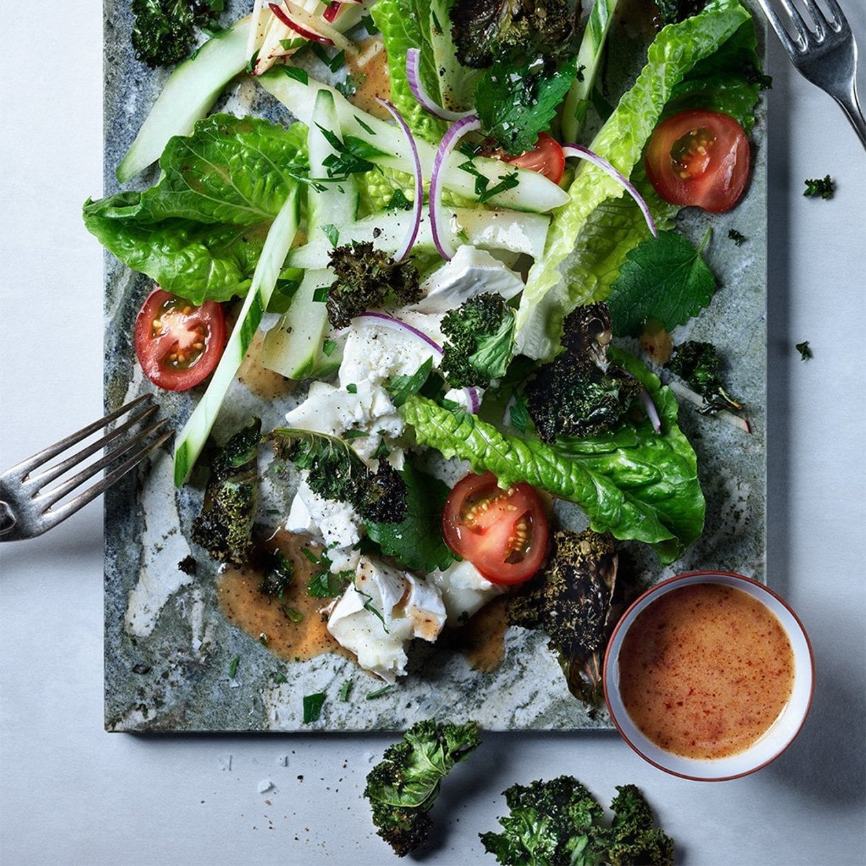 Getost Krispig sallad med getost och grönkålschips Recept