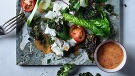 Krispig sallad med getost och grönkålschips Krispig sallad med getost och grönkålschips