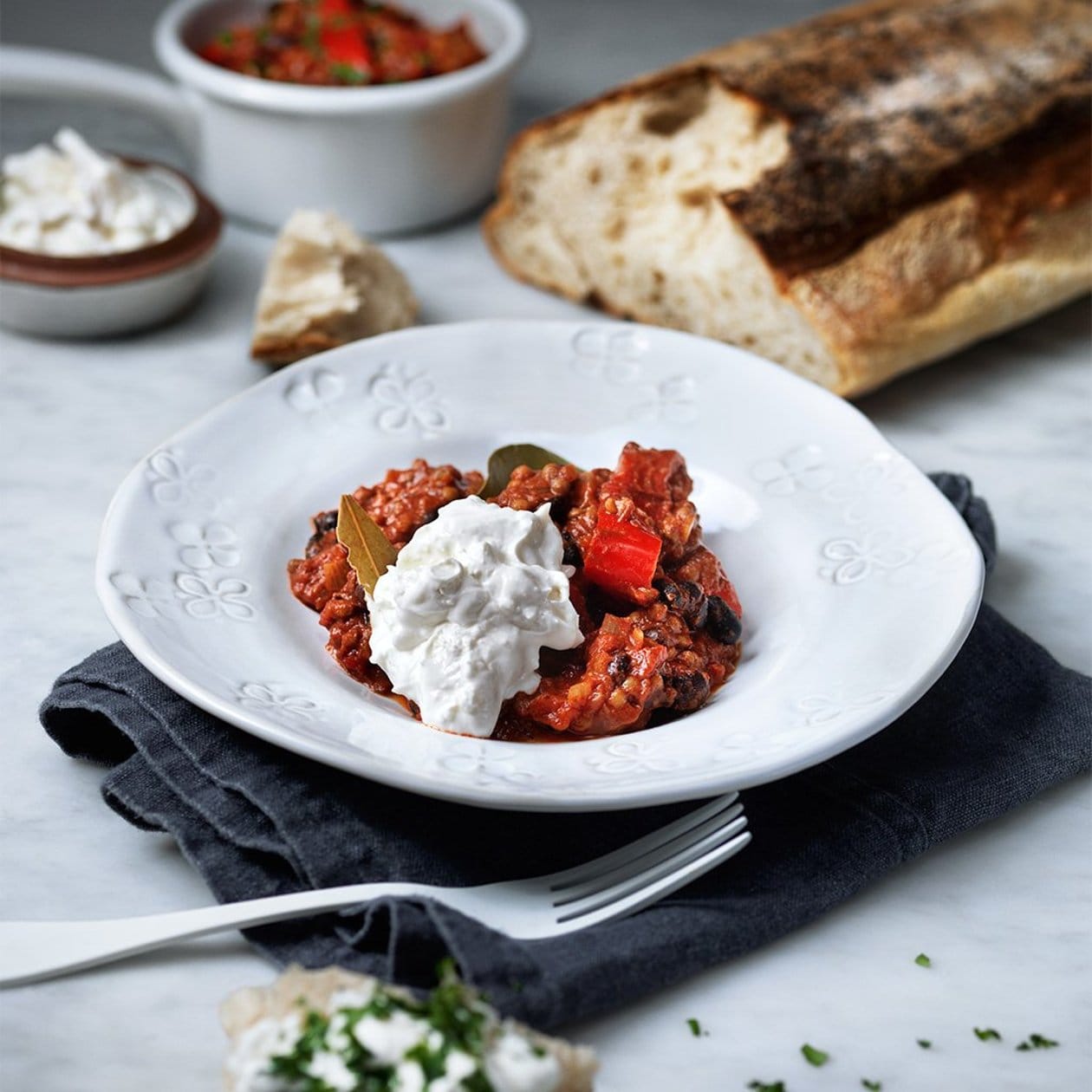 Lins & böngryta med rökt chili och getyoghurt – Recept