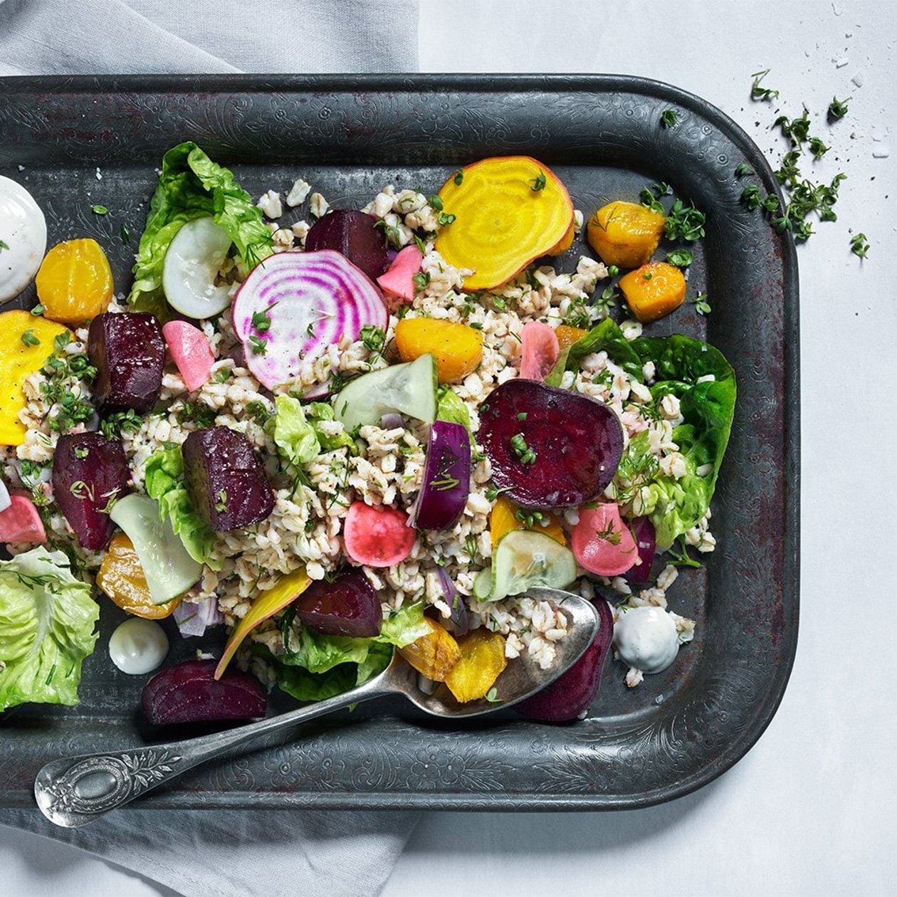 Mathavresallad med picklad gurka & rädisa och pepparrotsdressing