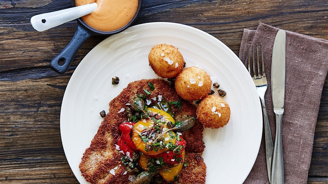 Schnitzel med paprikakräm och potatiskroketter