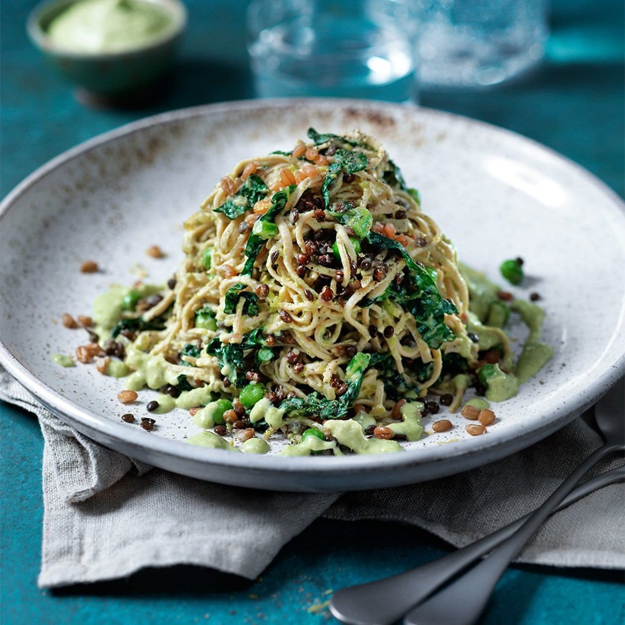 Sojabönpasta med linser, dinkelkorn, svartkål och lagrad prästost – Recept