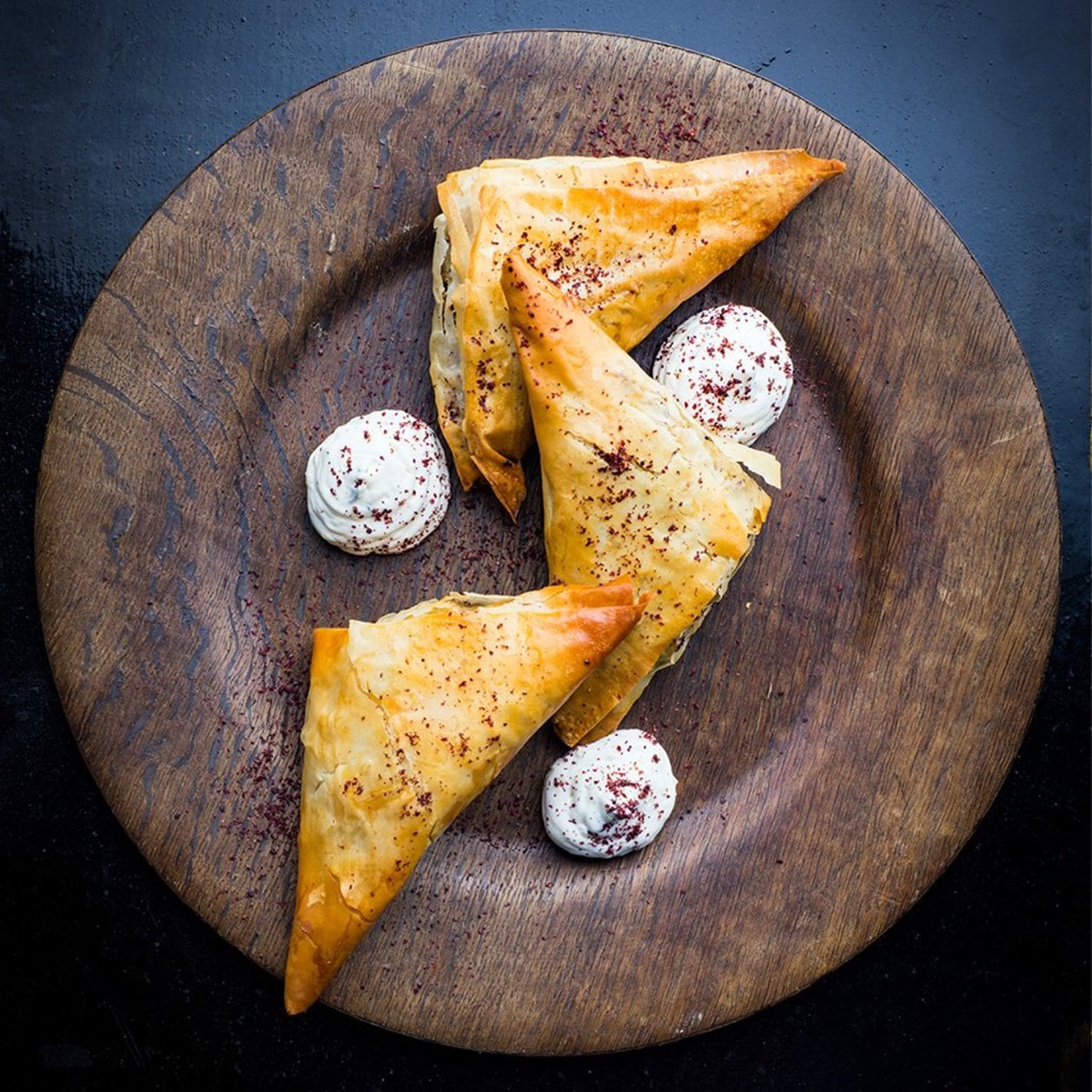 Vegetarisk börek och paprika-färskost