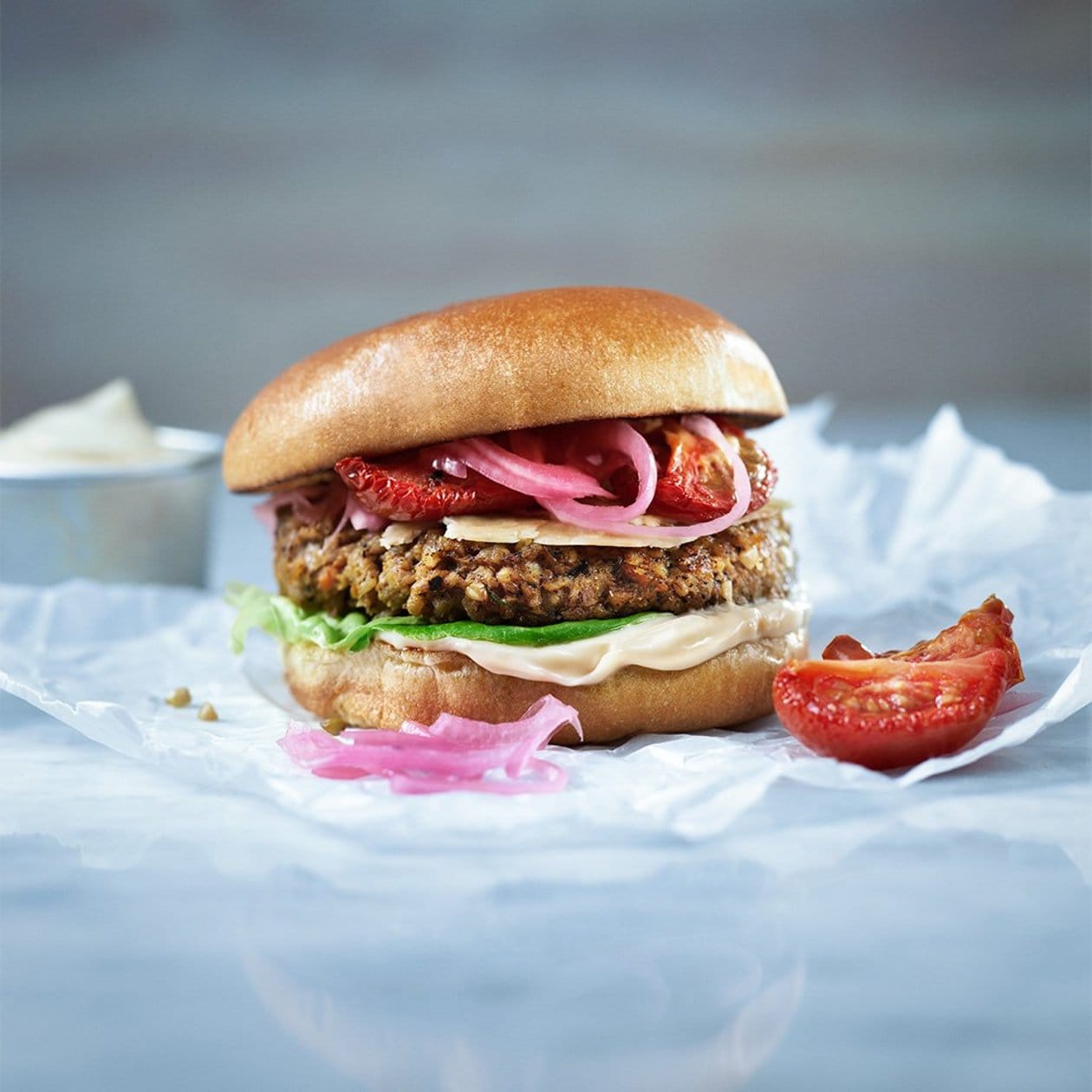 Vegetarisk hamburgare från Skandinavien med rostad morot och korngryn – Recept