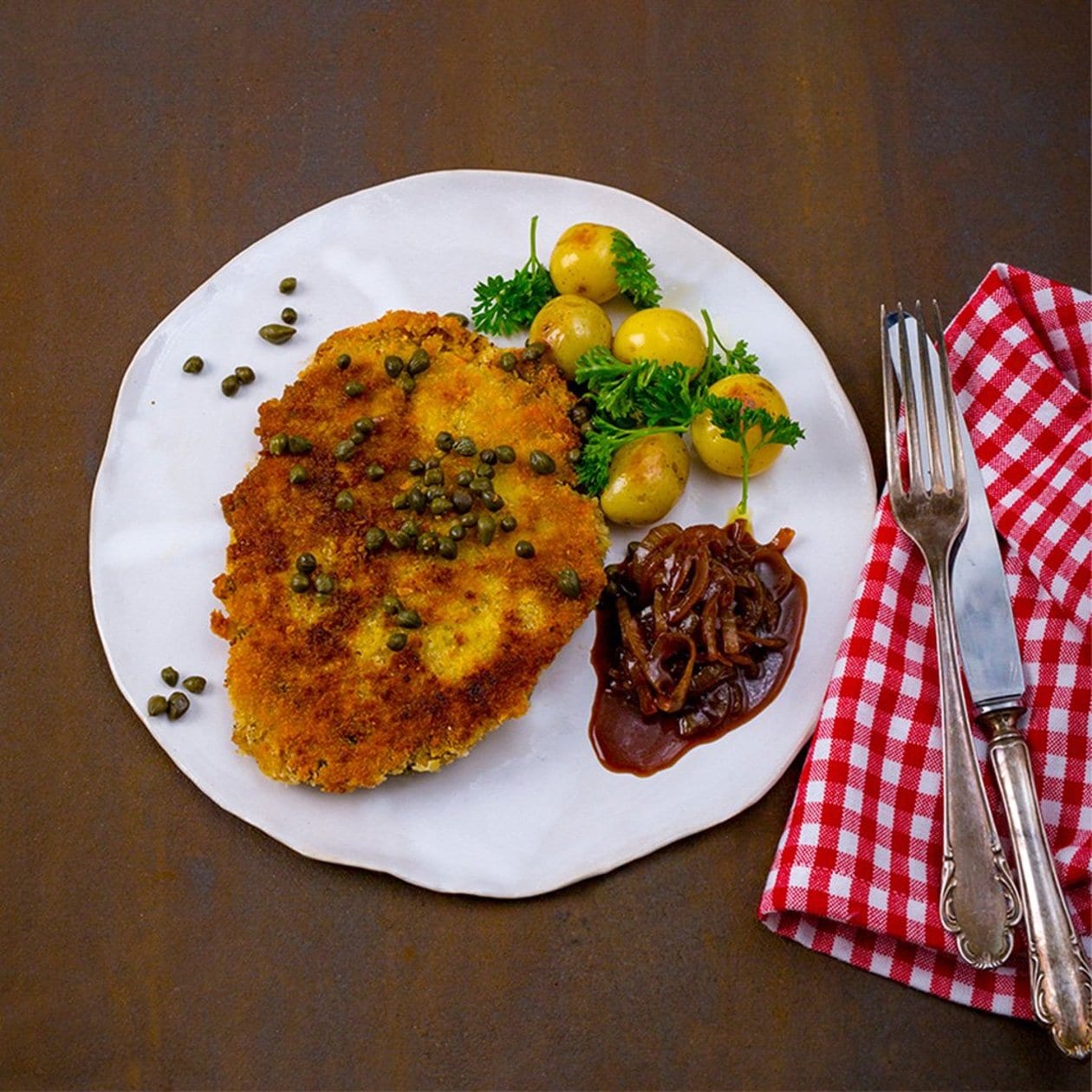 Vegetarisk Schnitzel med kapris, stekt kulpotatis, löksky, persilja. – Recept