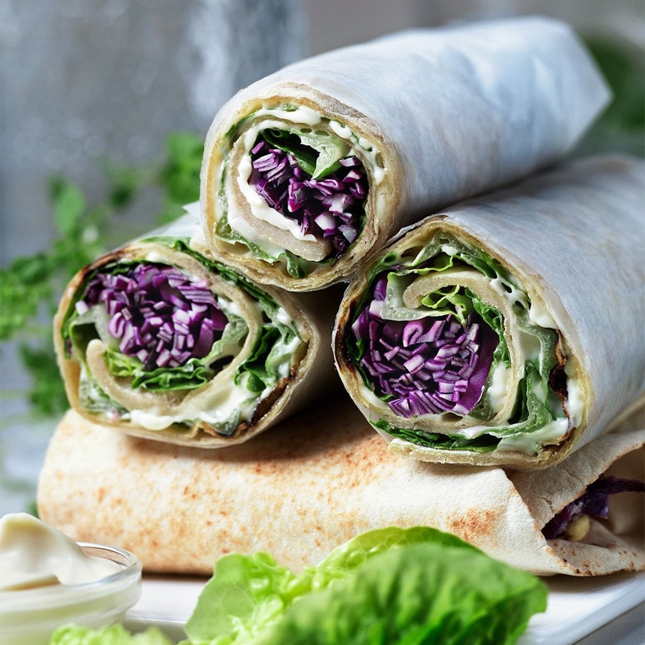 Wraps på pannbröd med rödkålssallad, pressgurka, solros & fänkålspesto – Recept