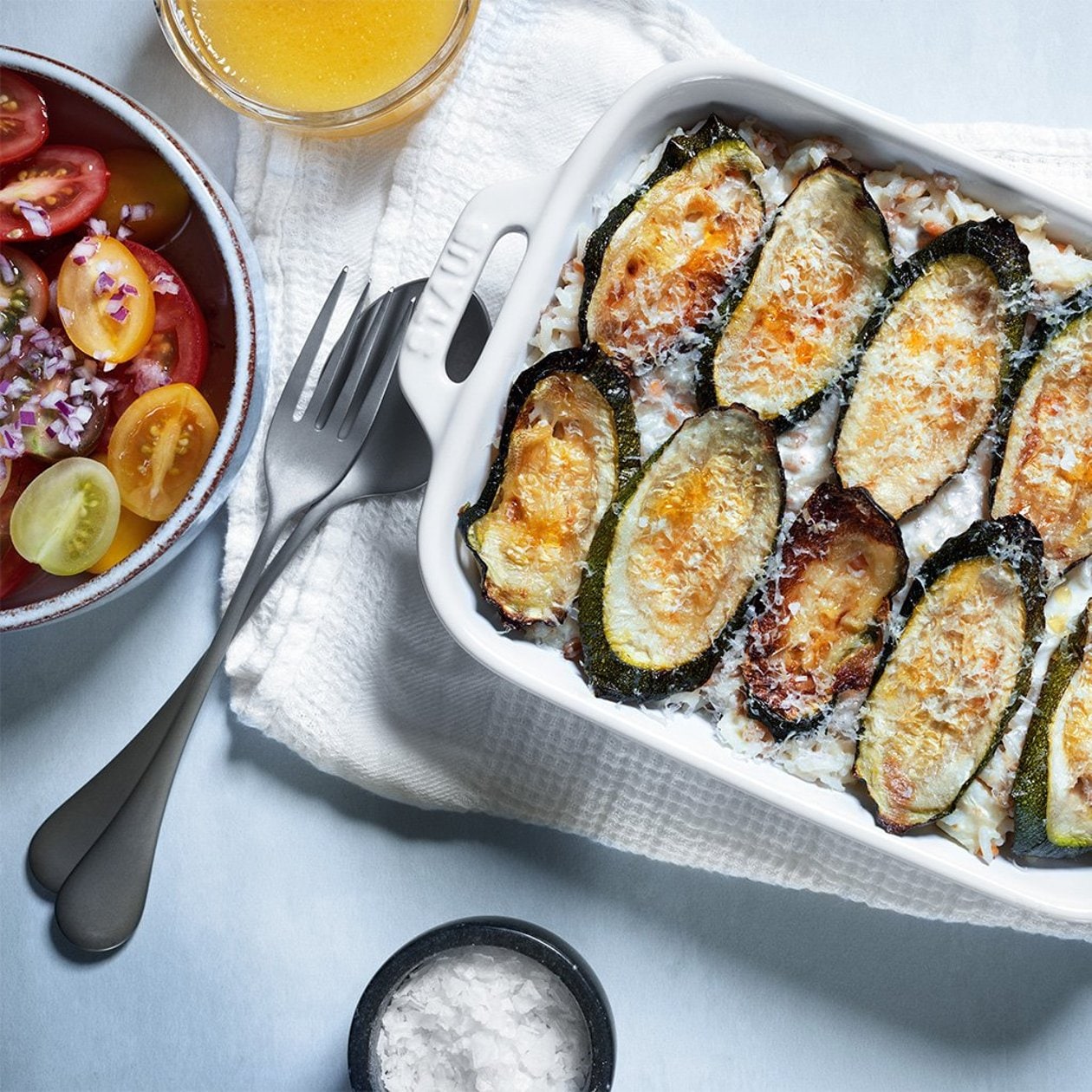 Zucchinigratäng med cream cheese och tomatsallad