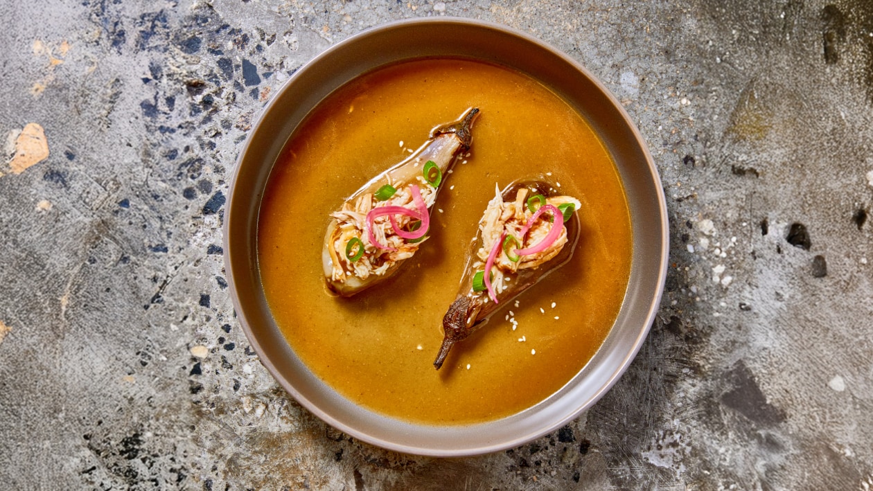 Grillade auberginer fyllda med kyckling-miso-escabeche – Recept