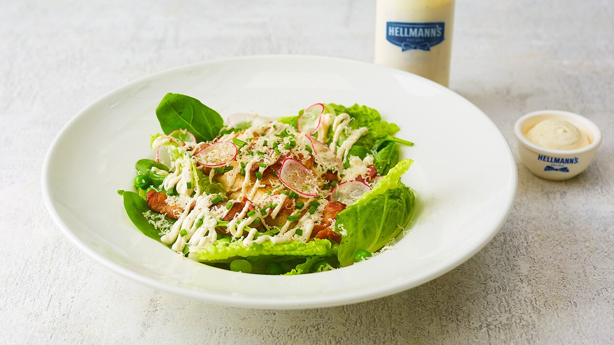 Ranchsallad med grillad kyckling, Vesterhavsost och bacon. – Recept