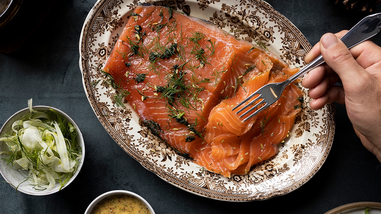 Fänkålsgravad lax med senapssås och crudité – Recept