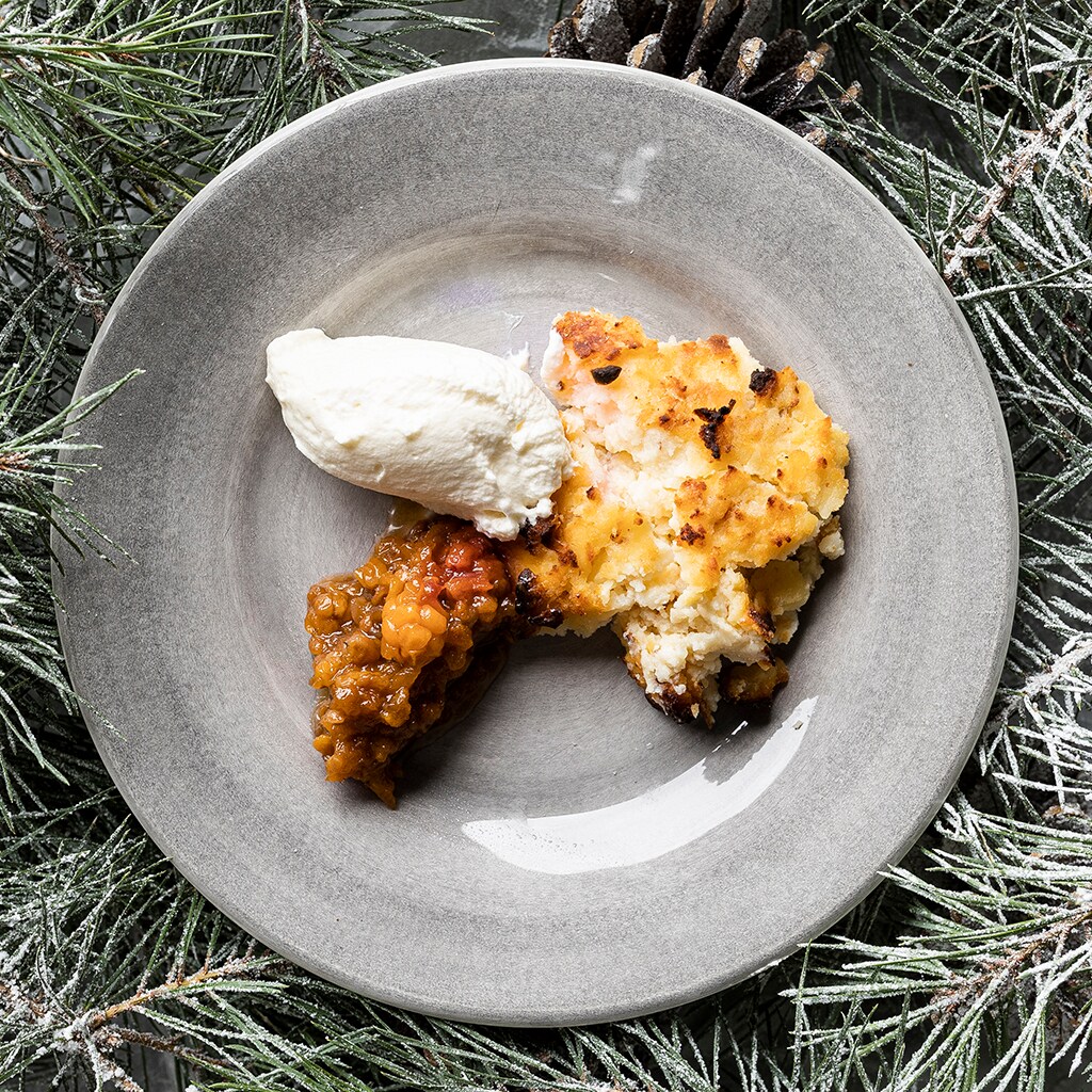 Ostkaka med hjortronsylt och lättvispad grädde Ostkaka med hjortronsylt och lättvispad grädde