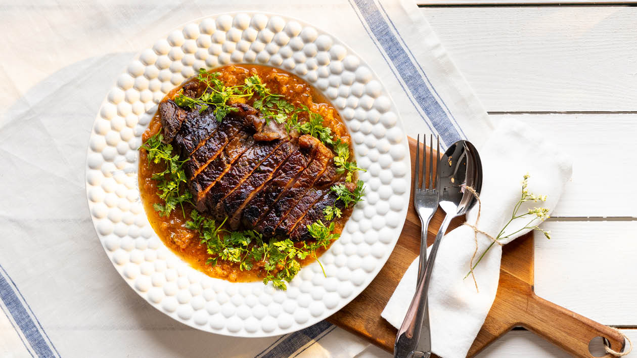 Grillad biff med salsa på riven tomat