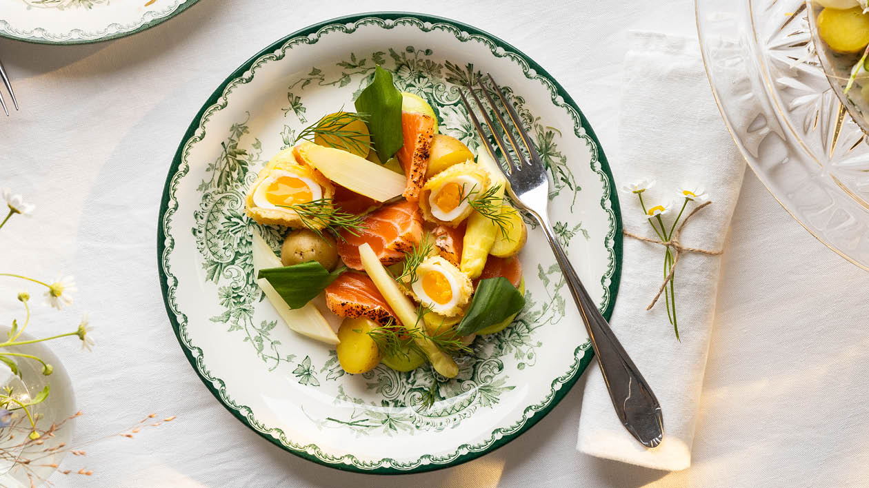 Sotad och örtgravad lax med picklad färskpotatis, inkokt sparris, ramslök och frasigt ägg – Recept