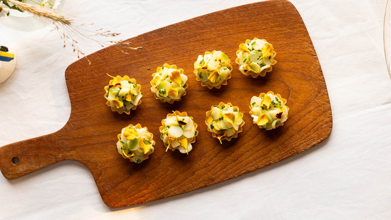 Tartelette med inkokt vit sparris och kräm på gårdsägg – Recept