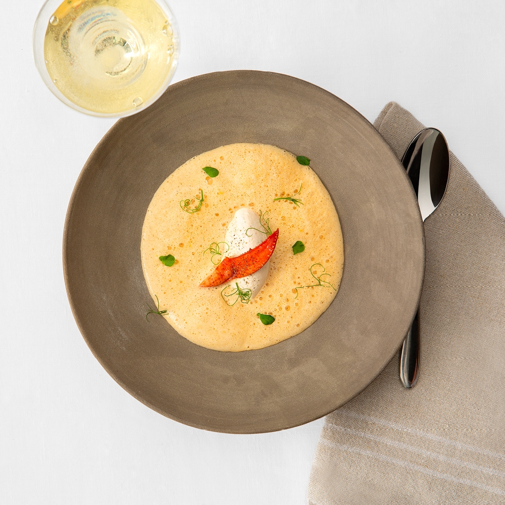 Hummersoppa med vispad hummerkräm smaksatt med hummer, saffran, citron och cognac