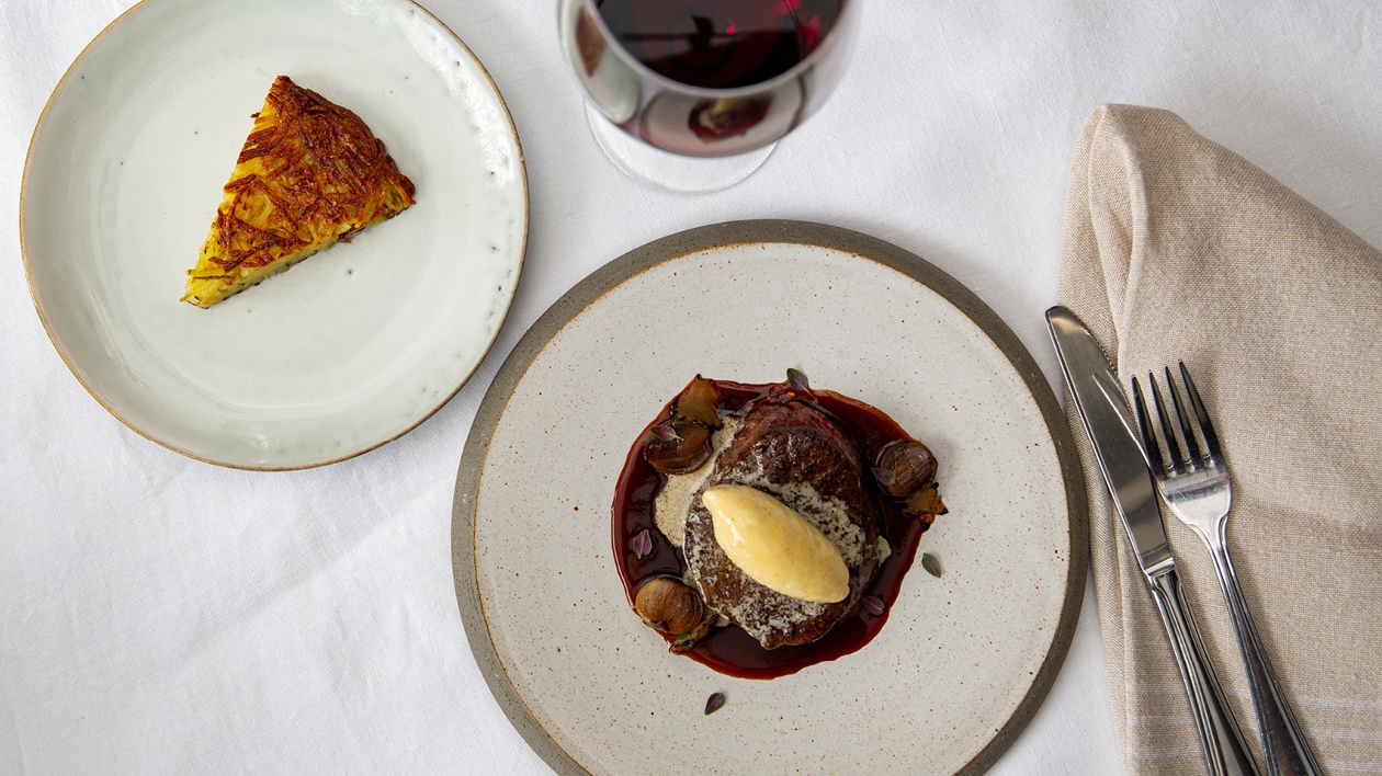Tournedos av oxfilé med vispat ankleversmör, madeirasky, tryffel, balsamicobakade schalottenlökar och potatiskaka med gruyèreost. – Recept