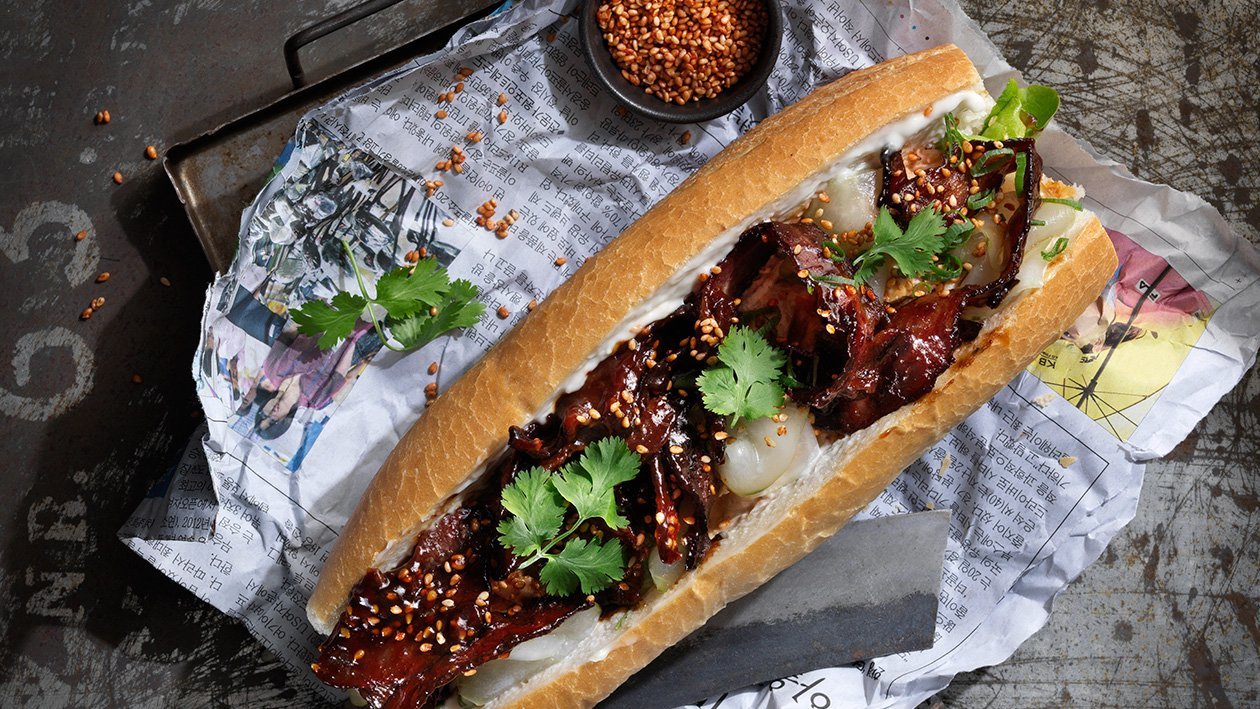 Bahn mi med hoisinbacon, kycklingsallad och koriander – Recept