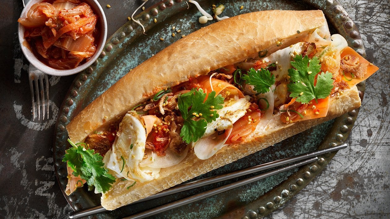Bahn mi med stekt ägg, rökt chilimajonnäs, kimchi och rättika