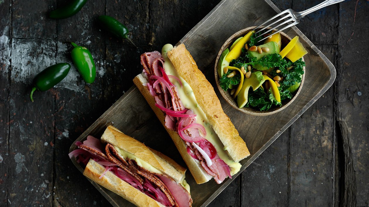 Brasiliansk pastrami baguette med ost Brasiliansk pastrami baguette med ost