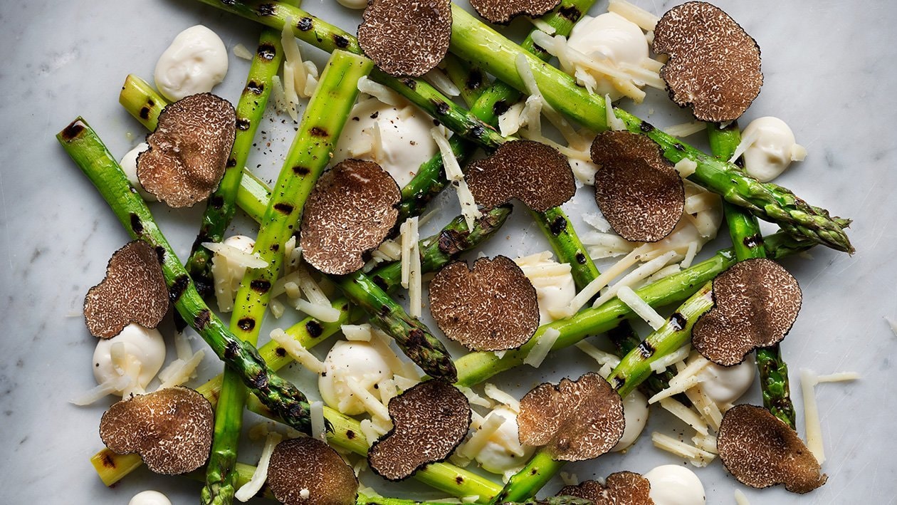 Grillad sparris med tryffelmajonnäs och ost