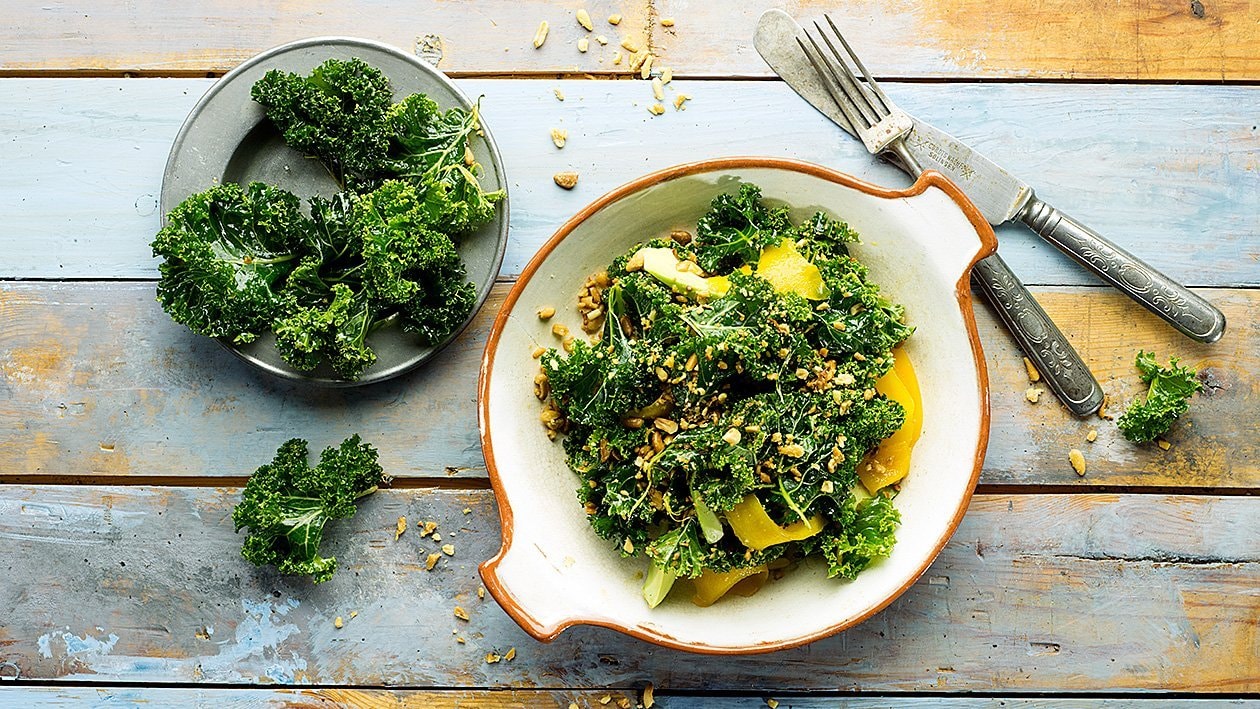 Grönkål & mangosallad med rostade pinjenötter – Recept