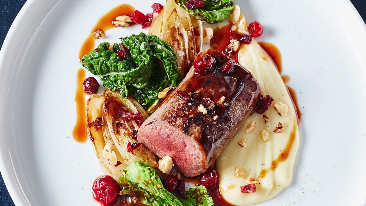 Hjortytterfilé med hasselnötter, potatis och prästostkräm, honungsbakade endiver, friterad grönkål samt viltsky smaksatt med lingon – - Recept Hjortytterfilé med hasselnötter, potatis och prästostkräm, honungsbakade endiver, friterad grönkål samt viltsky smaksatt med lingon – - Recept