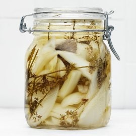 Inlagd fänkål och korianderblommor