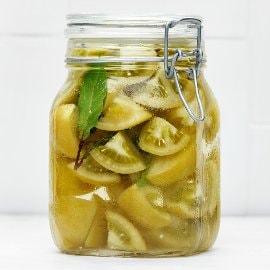 Inlagda gröna tomater med lagerblad Inlagda gröna tomater med lagerblad