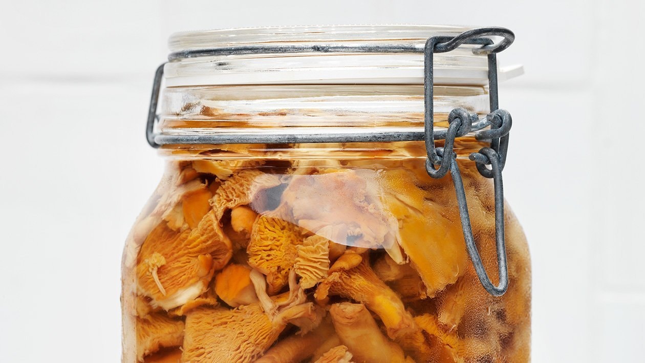 Inlagda kantareller med enbär