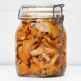 Inlagda kantareller med enbär Inlagda kantareller med enbär