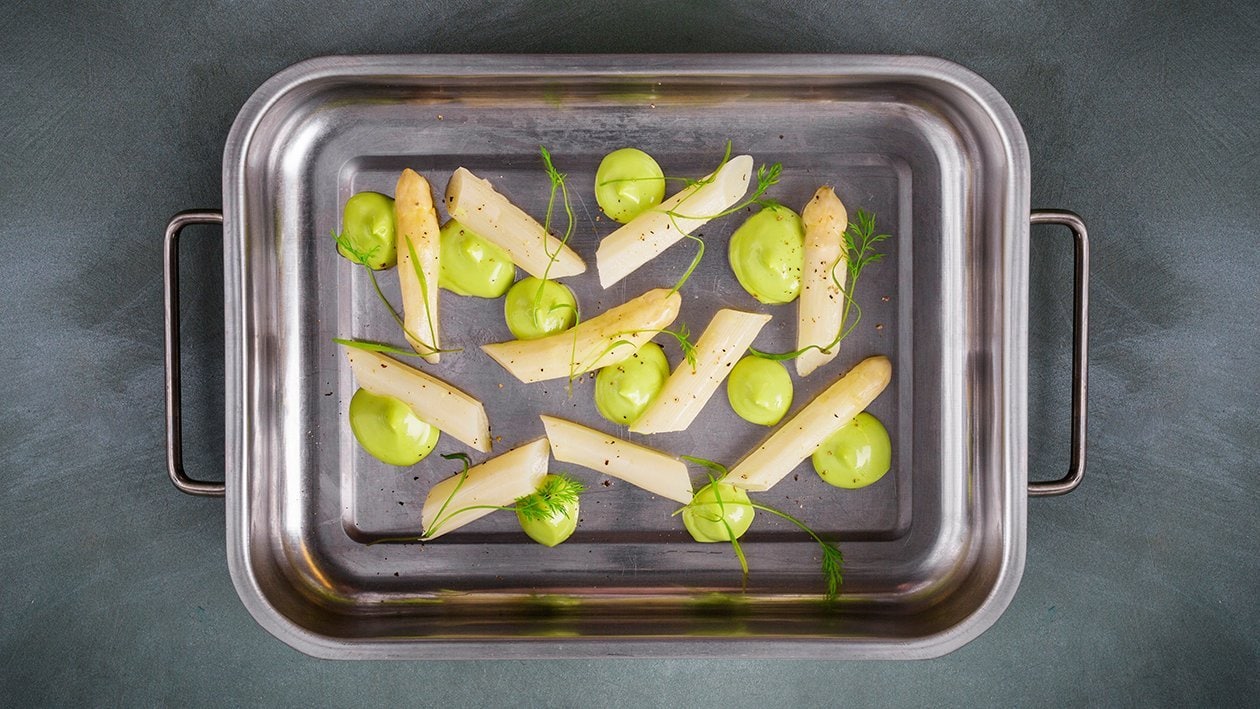 Kokt vit sparris i kalvfond med dillmajonnäs