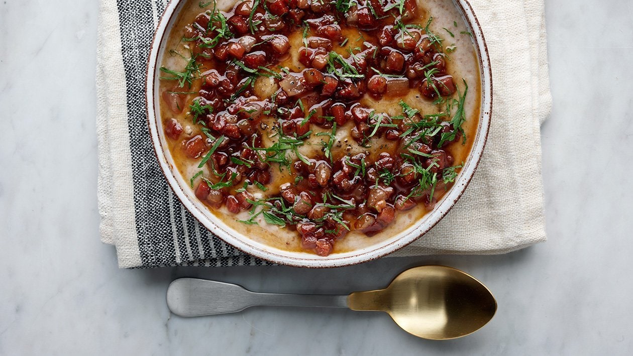 Kräm av bruna bönor med sirap och ättikskokt bacon – Recept
