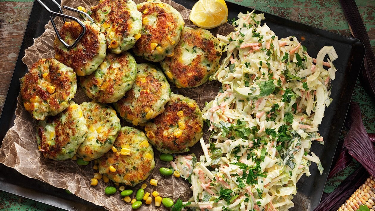 Majs, bön- och potatiscakes med krämig kålsallad Majs, bön- och potatiscakes med krämig kålsallad