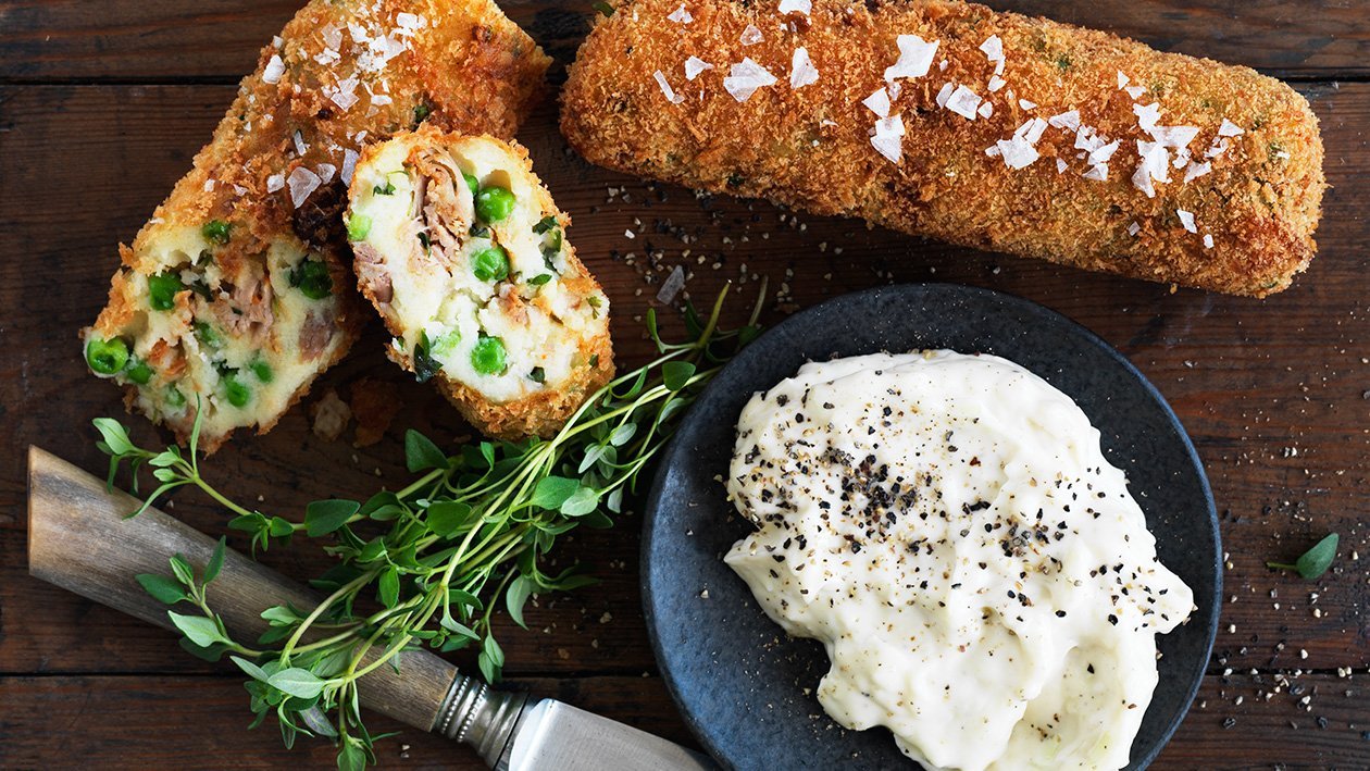 Potatiskroketter med rimmad oxbringa, ärtor, timjan och senapsmajonnäs