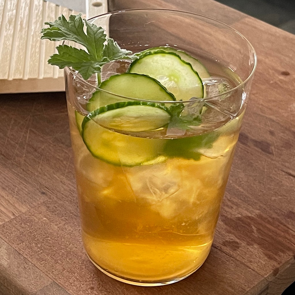 Isat örtte med kamomill, ros och fläder